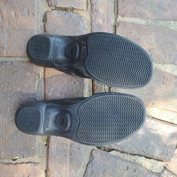 Merrell Kids Black Sandals with Stitch Detail - Picture 5 of 6